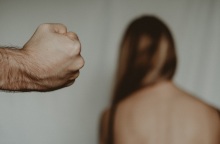 Βόλος: Χτυπούσε τη σύζυγό του μπροστά στην 6χρονη κόρη του