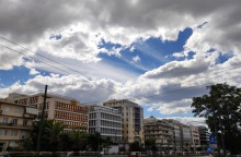Καιρός σήμερα: Υψηλές θερμοκρασίες και βροχές το μεσημέρι