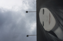 Σύννεφα καταιγίδας  και τοίχος με γκράφιτι