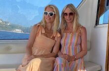 Η Κλόντια Σίφερ και μια φίλη της στις Σπέτσες