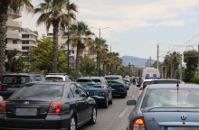 Αυτοκίνητα το ένα πίσω από το άλλο κολλημένα στην κίνηση στο κέντρο της Αθήνας