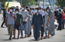 Μετανάστες από το ναυάγιο ανοιχτά της Πύλου αποβιβάζονται στο λιμάνι της Καλαμάτας