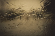 Χαλκιδική: Οδηγός βλέπει ορμητικό χείμαρρο να παρασύρει το ΙΧ του