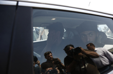 Άνδρες μεταφέρονται για προανάκριση για το ναυάγιο στην Πύλο