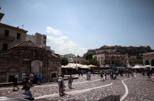 Τουρίστες και ζέστη στο Μοναστηράκι