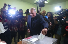 O Κώστας Καραμανλής ασκεί το εκλογικό του δικαίωμα