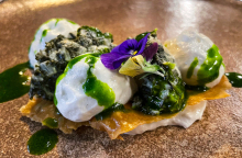 Όλυμπος Νάουσσα: Τα πιάτα, τα κοκτέιλ, η καλοκαιρινή κουζίνα του Δημήτρη Τασιούλα στο εμβληματικό εστιατόριο της Θεσσαλονίκης.