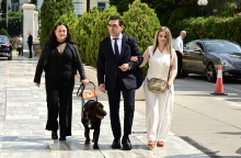 Ο Γιώργος Σταμάτης συνοδεύεται από δύο κυρίες με οπτικές βλάβες για την ορκωμοσία στη Βουλή