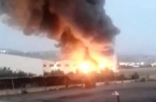 Φωτιά σε εργοστάσιο στα Οινόφυτα: Μήνυμα 112 για τοξικούς καπνούς