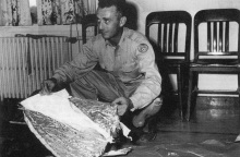 Ο ταγματάρχης Jesse Marcel με τα συντρίμμια «ιπτάμενου δίσκου» που βρέθηκαν στο Ρόσγουελ