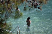 Καύσωνας στη χώρα -Νεαρή κοπέλα στη θάλασσα