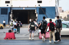 Τουρίστες στο λιμάνι του Πειραιά