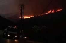 Πύρινος εφιάλτης σε Αττική και Κορινθία: Ολονύχτια μάχη σε Λουτράκι, Σαρωνίδα και Δερβενοχώρια