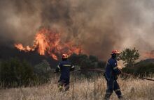 Πύρινα μέτωπα: Εκτός ελέγχου η φωτιά στο Λουτράκι, καλύτερη η εικόνα στον Κουβαρά