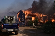 Φωτιά τώρα στον Κουβαρά: Καίγεται καταφύγιο ζώων στο Λαγονήσι