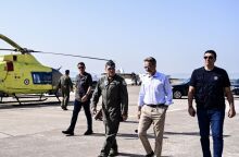 Στην Ελευσίνα ο Μητσοτάκης: Το «ευχαριστώ» στους αφανείς πρωταγωνιστές των εναέριων μέσων 