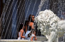 Πολίτες εν μέσω καύσωνα σε σιντριβάνι