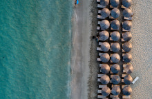 Ξαπλώστρες σε παραλία