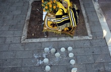 Κεράκια και κασκόλ της ΑΕΚ στο σημείο της δολοφονίας του 29χρονου στη Νέα Φιλαδέλφεια