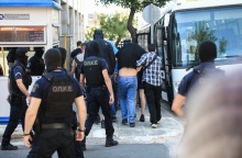 Με κρυμμένα τα πρόσωπά τους στον εισαγγελέα οι συλληφθέντες για τα επεισόδια και τη δολοφονία του 29χρονου Μιχάλη Κατσουρή και τα επεισόδια στη Νέα Φιλαδέλφεια