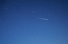 Ένα μετέωρο από βροχή Περσείδων στο ίδιο πλαίσιο με τον γαλαξία της Ανδρομέδας, τον κοντινότερο σπειροειδή γαλαξία με τον δικό μας Γαλαξία. Στα αριστερά βρίσκονται τα αστέρια του αστερισμού του Περσέα