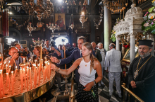 Ο Κυριάκος Μητσοτάκης με την κόρη του, Δάφνη, στην Παναγία της Τήνου