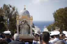 Λιτανεία της εικόνας της Παναγιάς στην Τήνο