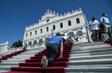 Το προσκύνημα της Παναγιάς στην Τήνο