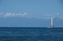 Ιστιοπλοϊκό στη θάλασσα με καλοκαιρινό καιρό