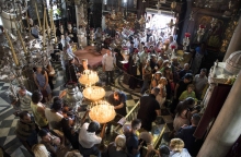 Μέσα στον Ιερό Ναό της Παναγιάς της Τήνου τον Δεκαπενταύγουστο