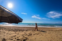 Καλοκαιρινή εικόνα σε παραλία στην Κέρκυρα