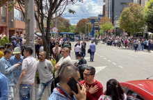 Κάτοικοι στους δρόμους της Μπογκοτά μετά τον ισχυρό σεισμό