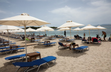 Ξαπλώστρες σε beach bar