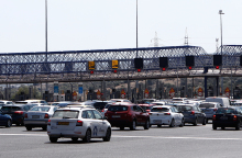 Κίνηση στα διόδια Ελευσίνας λόγω φωτιάς σε βυτιοφόρο στην Αθηνών-Κορίνθου