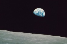 Σαν σήμερα η πρώτη φωτογραφία της Γης από τη Σελήνη