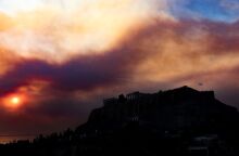 Καπνός έχει καλύψει τον αττικό ουρανό ©Theodore Manolopoulos/ SOOC