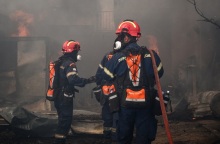 Φωτιά στη Φυλή: Eγγονός έσωσε τη γιαγιά του από το σπίτι της που κάηκε