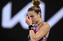 Η Μαρία Σάκκαρη για 4η φορά στην καριέρα της δεν καταφέρνει να περάσει στη φάση των «16» στο Wimbledon, γνωρίζοντας την ήττα από την Έμμα Ραντουκάνου με 6-2, 6-3 στο κατάμεστο κεντρικό γήπεδο.