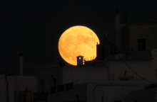 Η μπλε Πανσέληνος από διάφορες γωνιές της Ελλάδας