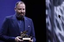 Γιώργος Λάνθιμος: Κέρδισε τον Χρυσό Λέοντα για το «Poor Things»