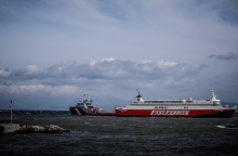 Fast Ferries Andros: Ανοιχτά της Ραφήνας ακινητοποιημένο και δεμένο