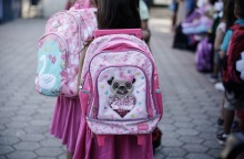 Μαθητές και μαθήτριες σε σχολείο