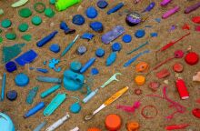 Συλλογή πλαστικών αντικειμένων σε παραλία © Jas min/ Unsplash