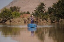 O 80χρονος Κώστας Τατσιόπουλος έσωσε πολλούς με τη βάρκα του © Nick Paleologos / SOOC