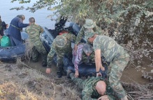 Κακοκαιρία Daniel: Πεζοναύτης γίνεται «ανθρώπινη γέφυρα» για να περάσουν ηλικιωμένοι