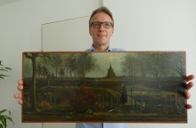 Ο ντετέκτιβ έργων τέχνης Άρθουρ Μπραντ κρατάει τον πίνακα του Βαν Γκογκ που είχε κλαπεί