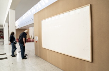 Ο ένας από τους δύο λευκούς πίνακες που παρουσίασε ο Δανός καλλιτέχνης