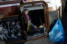 Γυναίκα σε αγορά στο κέντρο της Αθήνας