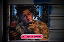 Φωτογραφία του Ζακ Κωστόπουλου έξω από το κοσηματοπωλείο της Γλάδστωνος