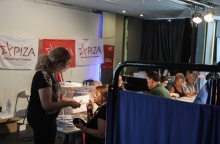 Μέλη του ΣΥΡΙΖΑ σε εκλογικό κέντρο παίρνουν το ψηφοδέλτιο και αναμένουν να ψηφίσουν 